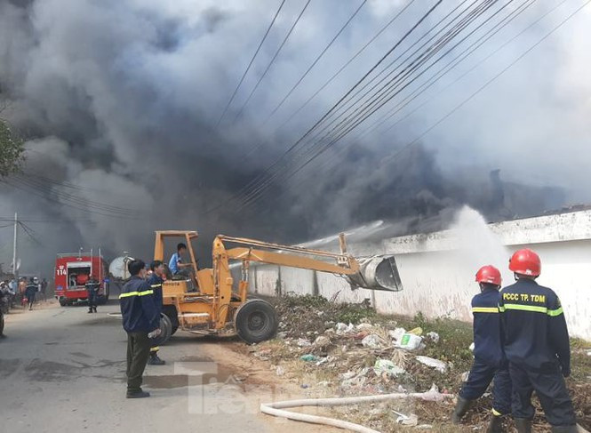 Cháy khủng khiếp ở công ty gỗ rộng 10.000 m2 tại Bình Dương Chay khung khiep o cong ty go rong 10.000 m2 tai Binh Duong