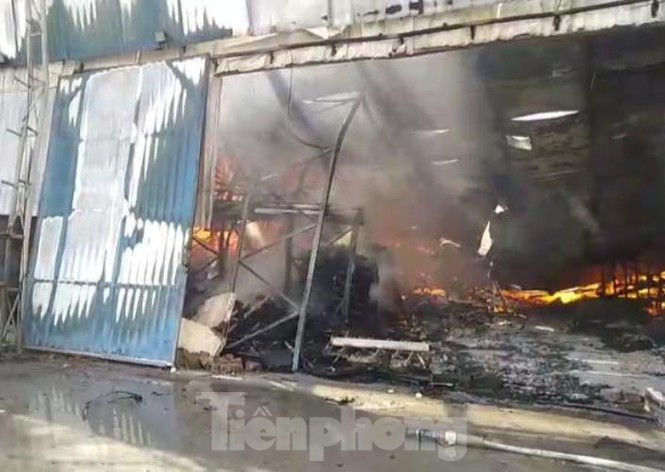 Cháy khủng khiếp ở công ty gỗ rộng 10.000 m2 tại Bình Dương - Hình 4 Chay khung khiep o cong ty go rong 10.000 m2 tai Binh Duong-Hinh-4