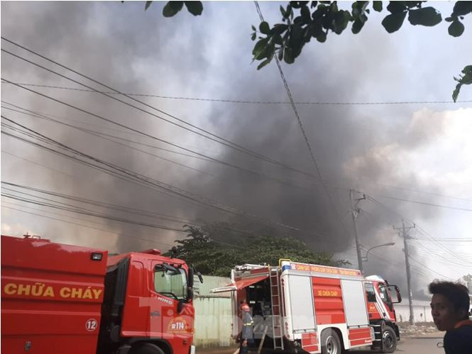 Cháy khủng khiếp ở công ty gỗ rộng 10.000 m2 tại Bình Dương - Hình 2 Chay khung khiep o cong ty go rong 10.000 m2 tai Binh Duong-Hinh-2