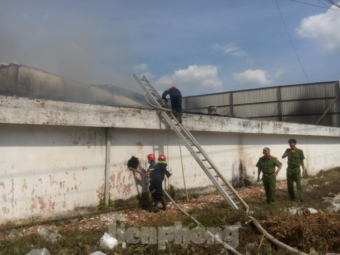 Cháy khủng khiếp ở công ty gỗ rộng 10.000 m2 tại Bình Dương - Hình 5 Chay khung khiep o cong ty go rong 10.000 m2 tai Binh Duong-Hinh-5