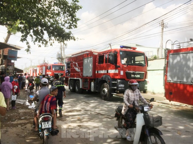 Cháy khủng khiếp ở công ty gỗ rộng 10.000 m2 tại Bình Dương - Hình 6 Chay khung khiep o cong ty go rong 10.000 m2 tai Binh Duong-Hinh-6