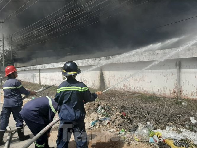 Cháy khủng khiếp ở công ty gỗ rộng 10.000 m2 tại Bình Dương - Hình 3 Chay khung khiep o cong ty go rong 10.000 m2 tai Binh Duong-Hinh-3