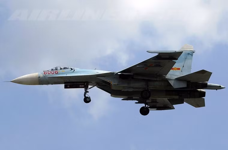 Đến đầu những năm 1990, Quân chủng PK-KQ tiếp tục được nâng cấp về sức mạnh không quân với việc mua tiêm kích Su-27 Flanker từ Nga, một trong những chiến đấu cơ hàng đầu thế giới. Ảnh: Airliners