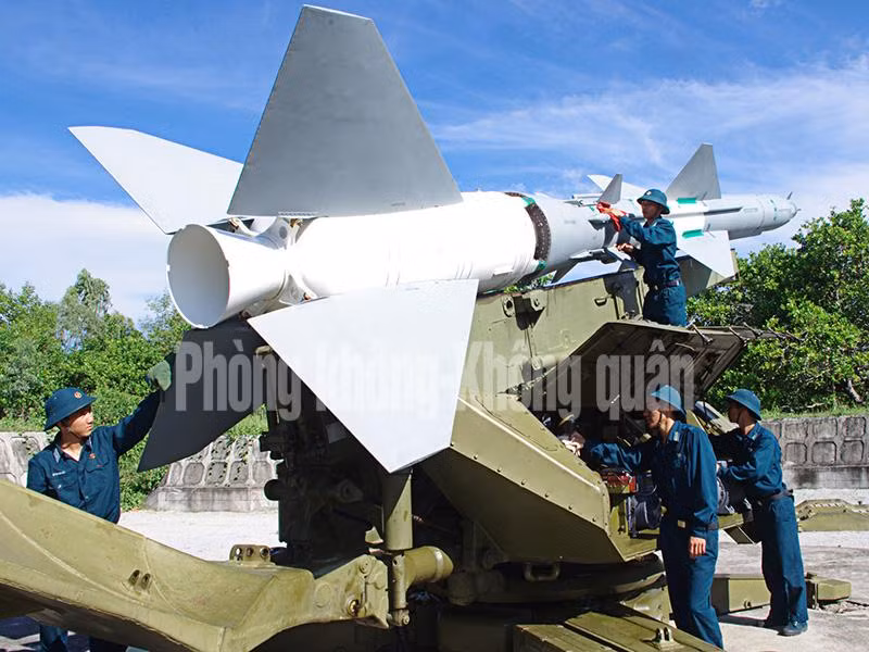 Những năm Kháng chiến chống Mỹ, quân chủng được viện trợ tổ hợp tên lửa phòng không S-75 Dvina, một trong những tên lửa phòng không đáng sợ nhất lúc đó. S-75 đã bắn hạ nhiều chiến đấu cơ Mỹ, góp phần quan trọng trong việc bảo vệ miền Bắc trước chiến dịch tập kích đường không của Mỹ. Ảnh: Báo PK-KQ
