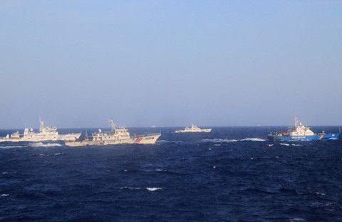 Trung Quốc xua 5 tàu cao tốc uy hiếp tàu chấp pháp Việt Nam 4032.