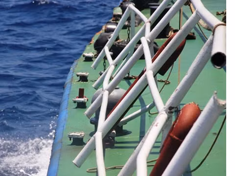 Các trụ lan can tàu bị bật gốc.