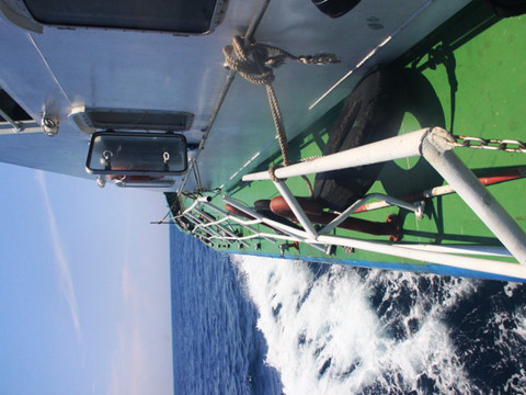 Tàu CSB trên đường về đất liền.