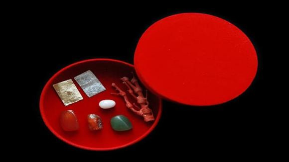 Cot bat huong tren ban tho bao gom nhung thu gi?-Hinh-2