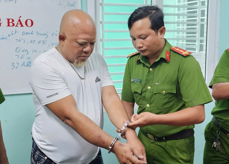 Múa côn nhị khúc, lái xe làm loạn đường phố, người đàn ông bị bắt Mua con nhi khuc, lai xe lam loan duong pho, nguoi dan ong bi bat