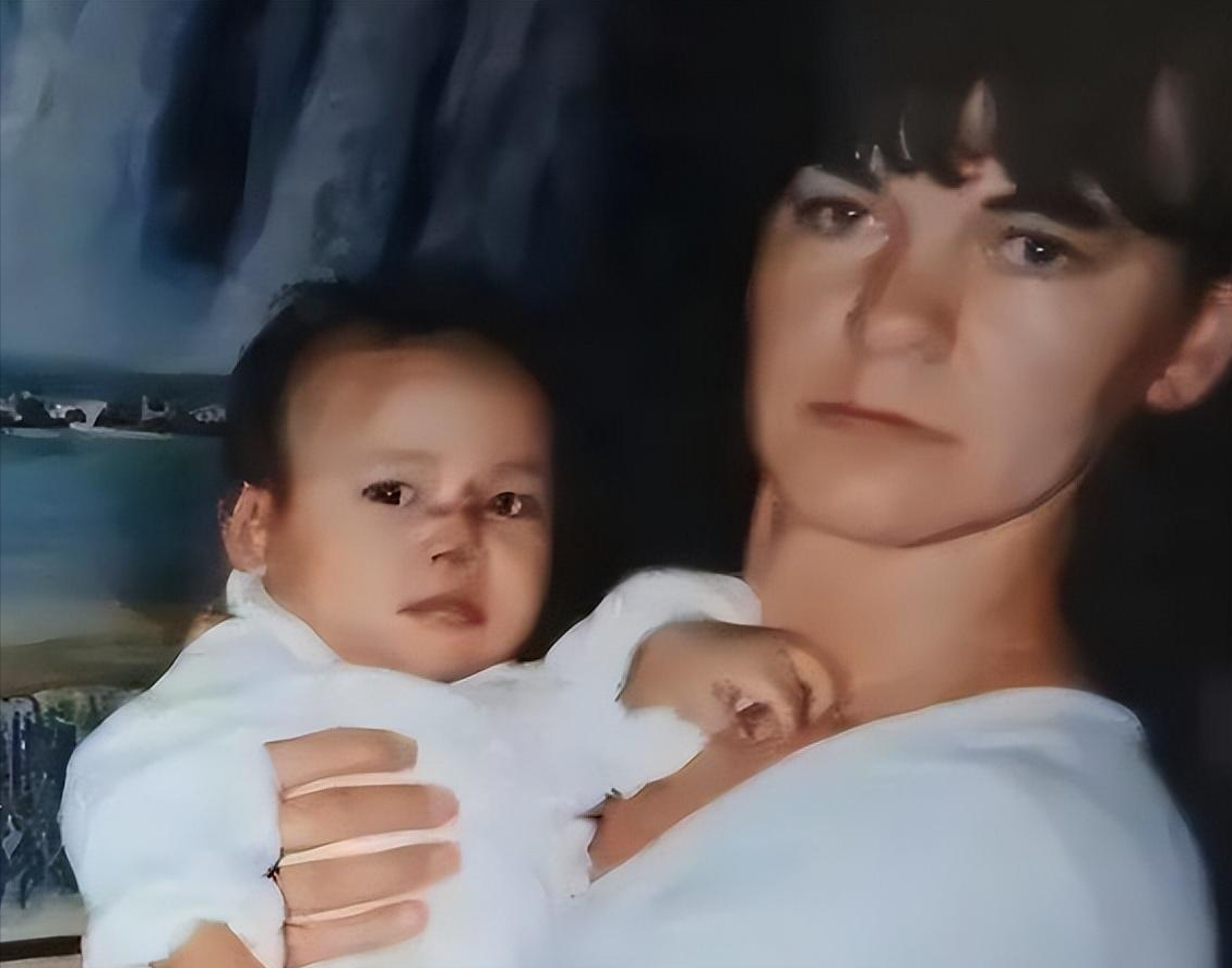 Co gai sang Trung Quoc tim bo me, ket qua ADN khien co bat khoc