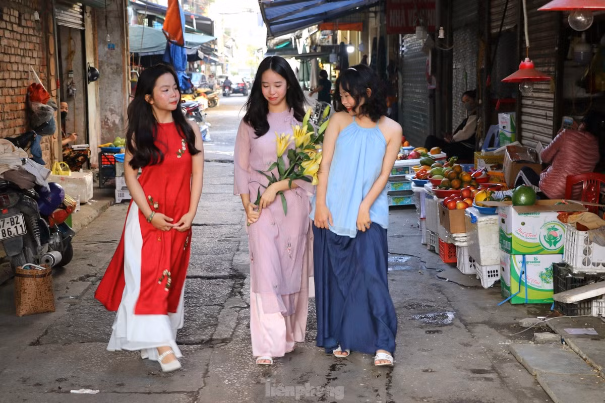 Một con ngõ nhỏ ở khu vực chợ Vinh được nhóm bạn trẻ lựa chọn để ghi lại những khoảnh khắc đẹp.