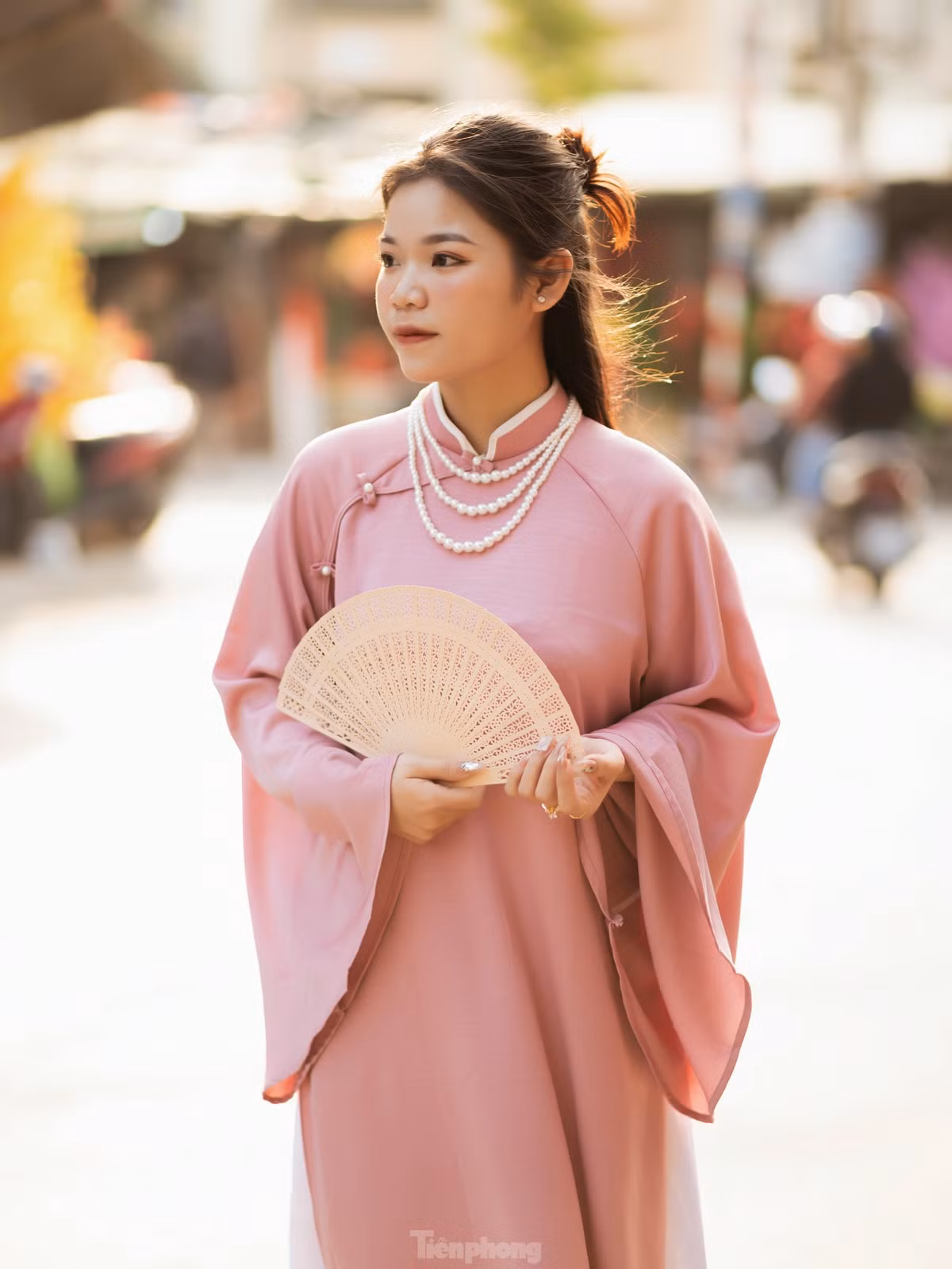 Vẻ đẹp trong veo của thiếu nữ ở trung tâm mua sắm sầm uất nhất tỉnh Nghệ An.