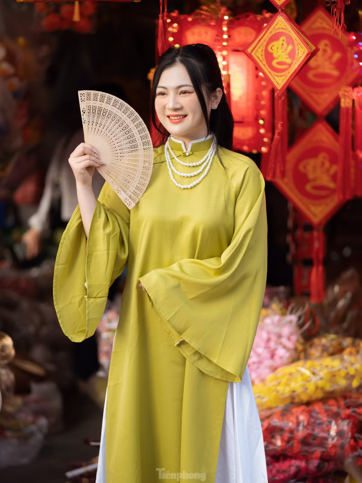 Theo chia sẻ của các bạn trẻ, xu hướng chụp ảnh năm nay mang tính hoài niệm với trang phục áo dài cách tân dáng rộng.