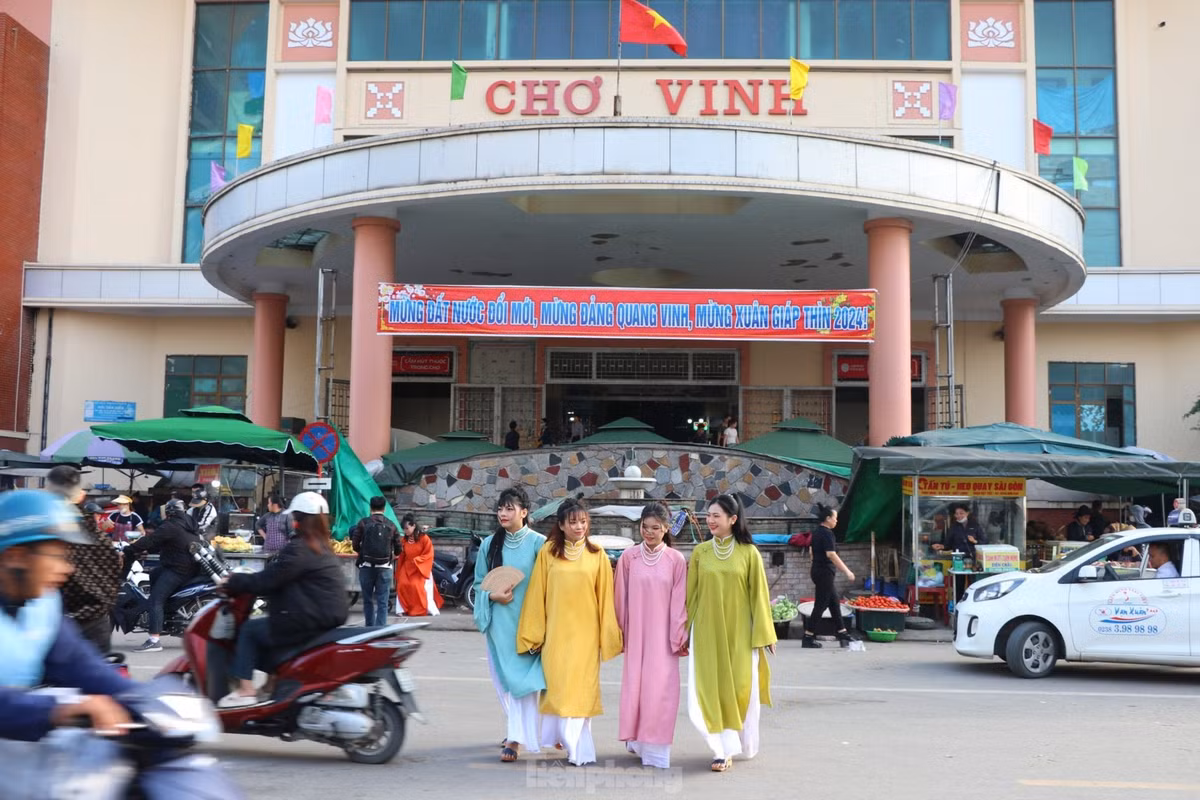 Ghi nhận tại chợ Vinh - ngôi chợ có tuổi đời gần 300 năm ở Nghệ An ngày cuối tuần trở nên nhộn nhịp, tấp nập hơn khi nhiều bạn trẻ trong trang phục áo dài truyền thống đủ màu sắc tạo dáng chụp ảnh.