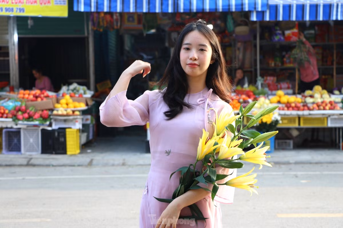 “Thời tiết nắng đẹp, chúng em rủ nhau lên chợ Vinh chụp ảnh lưu niệm. Để có những góc ảnh tự nhiên, thoải mái nhất, cả nhóm đã thay phiên chụp ảnh cho nhau, thay vì thuê thợ bên ngoài”, Phan Linh Chi (trú TP Vinh, Nghệ An) cho hay.