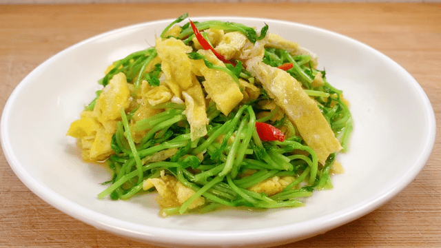 Loai rau xao voi trung vua la thuoc bo, tang cuong suc luc