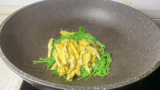 Loai rau xao voi trung vua la thuoc bo, tang cuong suc luc-Hinh-5