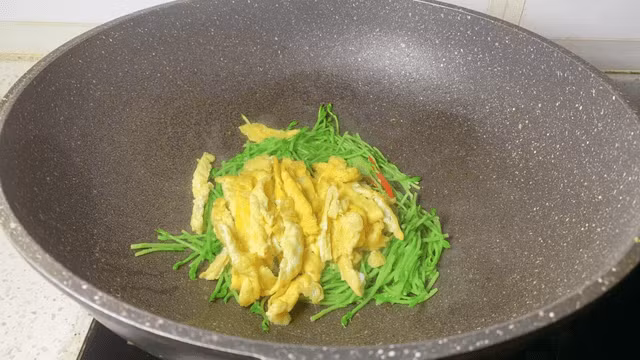 Loai rau xao voi trung vua la thuoc bo, tang cuong suc luc-Hinh-6