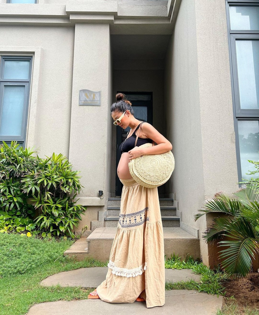 Mâu Thủy sinh con đầu lòng hồi tháng 2. Thời gian mang thai, Mâu Thủy tăng cân khá nhiều. Cô thường lựa chọn những bộ cánh rộng rãi khoe khéo vòng hai (Ảnh: mauthuy_official).