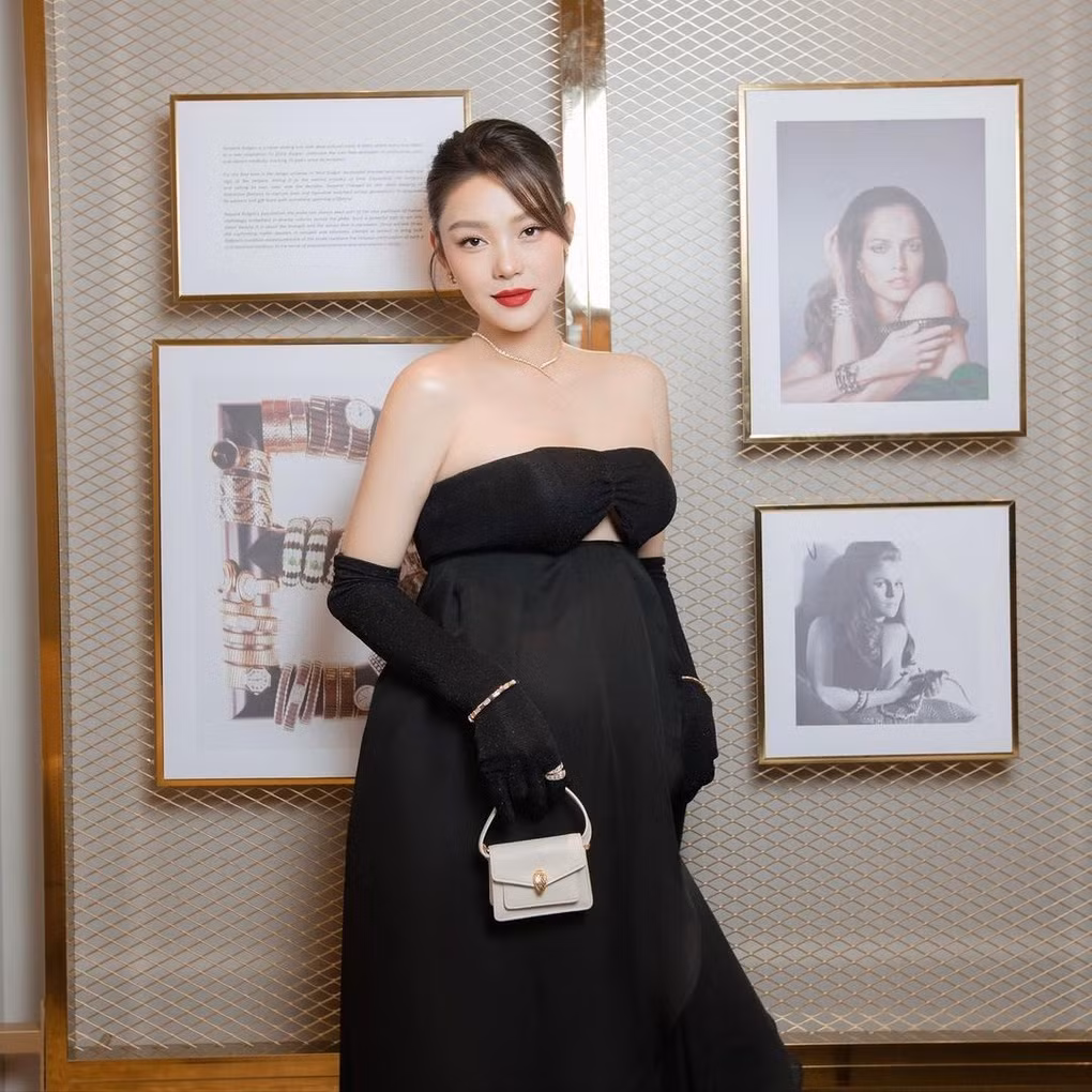 Minh Hằng khoe vai trần trong bộ váy quây, cúp ngực có phom dáng rộng rãi. Cô đeo trang sức thuộc bộ sưu tập Bulgari Serpenti đắt đỏ. Cách đeo trang sức bên ngoài trang phục giống Minh Hằng đang là xu hướng thịnh hành. Versace, Bibhu Mohapatra giới thiệu bộ sưu tập thời trang Thu - Đông 2023 với nhiều người mẫu đeo vòng tay, nhẫn bên ngoài găng tay trên sàn diễn. Trong khi đó, người mẫu của Saint Laurent và Luisa Spagnoli đeo vòng tay bên ngoài áo len dệt kim dày dặn (Ảnh: @minhhang2206).