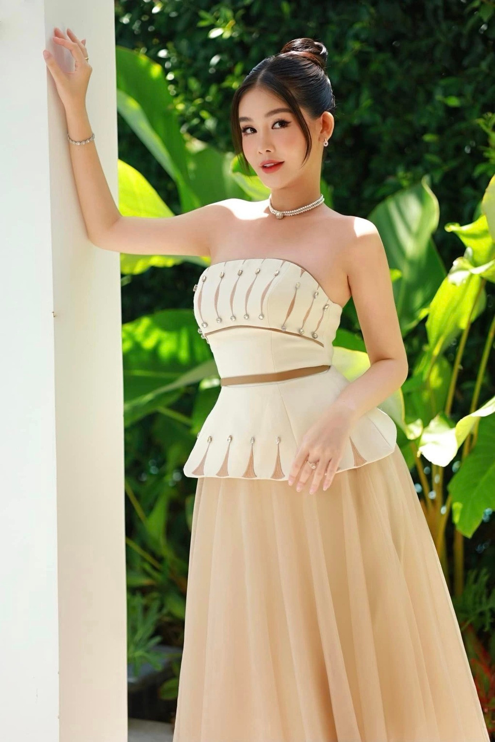 Lê Âu Ngân Anh đang ở những tháng đầu của thai kỳ. Cô cùng chồng thông báo tin vui vào ngày 11/8 vừa qua. Hoa hậu Đại dương 2017 trông nền nã với váy dáng quây hở vai. Phần đuôi váy xếp ly tạo cảm giác bay bổng, thanh lịch (Ảnh: FBNV).