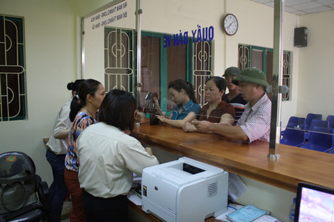 Những hành khách đầu tiên mua vé...