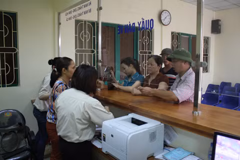 Những hành khách đầu tiên mua vé...