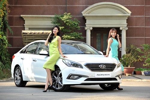 Áp dụng triết lý thiết kế “Điêu khắc dòng chảy” phiên bản 2.0, Hyundai Sonata 2015 có lưới tản nhiệt hình lục giác đặc trưng, các đường gân dập nổi dọc thân xe mang đến vẻ ngoài năng động...