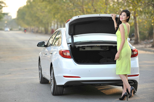 Sonata hoàn toàn mới còn trang bị chức năng mở cốp thông minh bằng cách tự động mở cốp xe khi phát hiện chìa khóa ở gần hơn 3s. Theo Hyundai Thành Công, Sonata có 5 màu là trắng, bạc, xanh, nâu, đen với giá bán lẻ đề xuất: 1,06 tỷ đồng (đã bao gồm thuế nhập khẩu, thuế tiêu thụ đặc biệt, thuế GTGT và không bao gồm các chi phí khác).