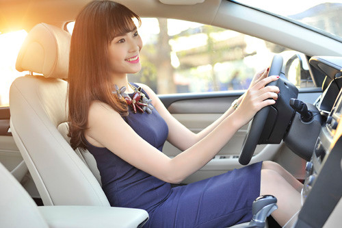 Nội thất Sonata 2015 hiện đại và tinh tế hơn rất nhiều, đặc biệt là những vật liệu sử dụng cũng cao cấp hơn.Các tính năng thông tin giải trí hiện đại, bao gồm hệ thống đa phương tiện thế hệ mới, hỗ trợ kết nối USB, Bluetooth, AUX mang đến không gian giải trí chất lượng nhất.