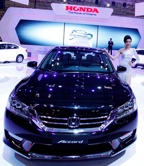Đây cũng là mẫu Accord đầu tiên được trang bị động cơ công nghệ Earth Dream, một bước đột phá của Honda mang đến sự cân bằng tối đa giữa khả năng vận hành vượt trội và mức độ tiết kiệm nhiên liệu.
