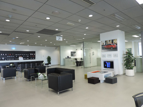 Trong quá trình xây dựng showroom lớn nhất thế giới này, 320 nhóm công nhân đặc biệt làm việc liên tục 2 ca với hơn 1,2 triệu giờ công đã hoàn thành tiến độ xây dựng showroom đầy ấn tượng trong chỉ 3 tháng.