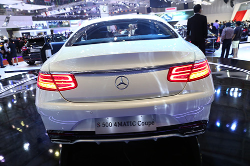 Xe được trang bị đèn báo rẽ trên gương chiếu hậu, cụm đèn sau và đèn phanh thứ ba công nghệ LED. Siêu phẩm S 500 4 MATIC Coupe sẽ đến tay khách hàng Việt Nam với mức giá 7,19 tỷ đồng (đã bao gồm VAT).