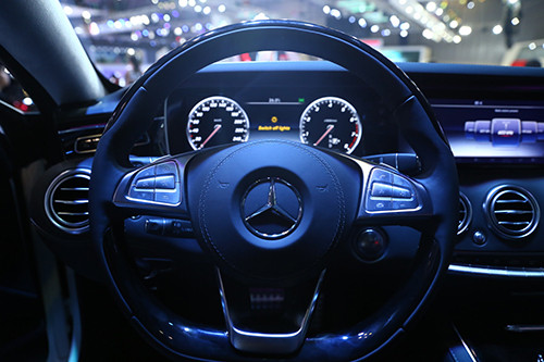 Tay lái thể thao 3 chấu bọc da và ốp gỗ. Mặt táp-lô bọc da Nappa với đường viền chỉ trang trí.