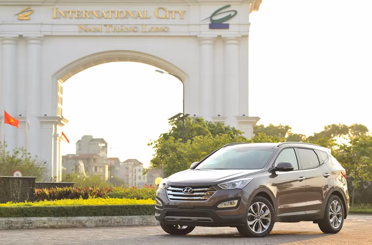 Hyundai Santafe phiên bản đặc biệt 2014 có 2 phiên bản gồm: Santafe máy xăng (2.4L dẫn động 4 bánh) được trang bị thêm hệ thống tự nâng gầm. Santafe 2014 phiên bản động cơ dầu (diesel) có dung tích 2.2L turbo dẫn động 2 bánh trước, có hỗ trợ hệ thống điều khiển van biến thiên điện tử eVGT. Cả hai phiên bản đều sử dụng hộp số tự động 6 cấp.
