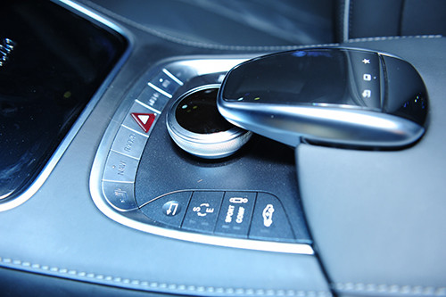 Hệ thống treo khí nén AIRMATIC với 2 chế độ "thể thao’"và "êm ái" cho phép hành khách cảm nhận cảm giác lái xe thực thụ của một chiếc coupe, hoặc chuyển sang sự êm ái đặc trưng của S-Class chỉ với 1 thao tác bấm nút.