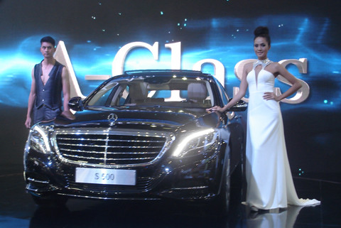 Chiếc xe này sở hữu gần 500 bóng đèn led, với 7 gam màu nội thất khác nhau. Xe có giá bán là 4,639 tỷ đồng.