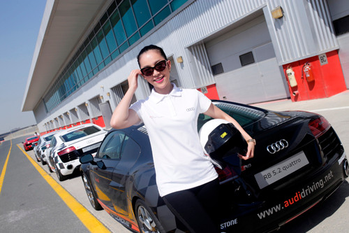 Nghệ sĩ múa Linh Nga bên chiếc Audi R8 5.2 quatro.