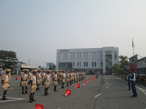 Các học viên chú ý lắng nghe các hướng dẫn viên Honda Việt Nam chia sẻ kinh nghiệm điều khiển xe mô tô phân khối lớn an toàn.