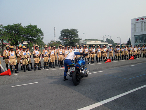 Hướng dẫn viên Honda Việt Nam hướng dẫn các chiến sĩ CSGT cách kiểm tra xe.