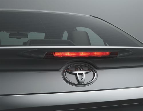 Cụm đèn sau và nắp ca pô được thiết kế liền mạch với miếng ốp trang trí tạo nên điểm nhấn nổi bật.