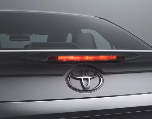 Cụm đèn sau và nắp ca pô được thiết kế liền mạch với miếng ốp trang trí tạo nên điểm nhấn nổi bật.