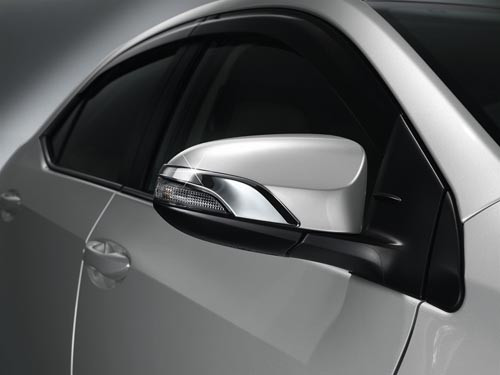 Gương chiếu hậu với khả năng chống chói tự động, tích hợp hiển thị màn hình camera lùi được trang bị trên phiên bản 2.0V CVT-i. Bên cạnh đó, tay lái 3 chấu bọc da, mạ bạc, tích hợp các nút điều khiển và lẫy chuyển số, ghế người lái chỉnh điện 10 hướng hệ thống âm thanh. Hệ thống âm thanh cao cấp với đầu DVD1 đĩa, 6 loa, màn hình cảm ứng, kết nối USB/AUX/Bluetooth…