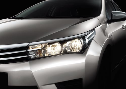 Cụm đèn trước và đèn chiếu sáng ban ngày dạng LED lần đầu tiên được trang bị trên phiên bản 2.0V CVT-i.