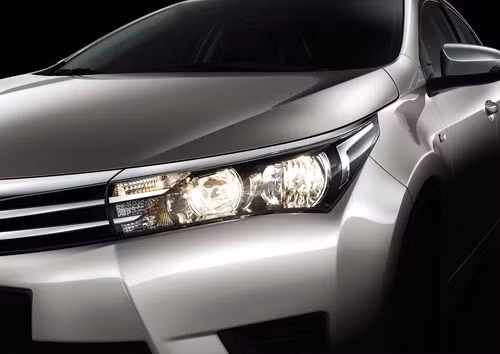 Cụm đèn trước và đèn chiếu sáng ban ngày dạng LED lần đầu tiên được trang bị trên phiên bản 2.0V CVT-i.