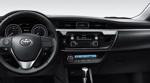 Bảng đồng hồ và màn hình hiển thị đa chức năng với kích thước lớn được đặt ở chính giữa bảng điều khiển.