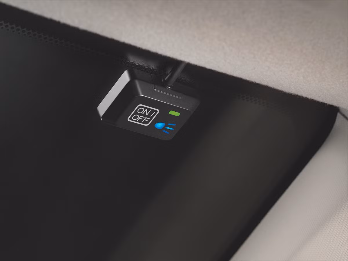 Cảm biến đèn pha tự động sẽ tự động bật đèn hậu và đèn pha dưới khi cảm biến trước gương gửi tín hiệu trời tối.