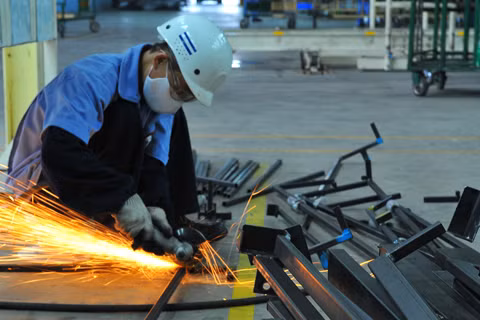 Hình ảnh công nhân tại các khu vực sản xuất.