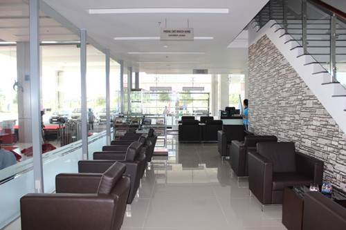 Trụ sở Toyota Bình Dương được chia làm 2 khu vực chính gồm: Khu văn phòng rộng hơn 1.000m2 với phòng trưng bày rộng 760m2. Trụ sở Toyota Bình Dương được chia làm 2 khu vực chính gồm: Khu văn phòng rộng hơn 1.000m2 với phòng trưng bày rộng 760m2.