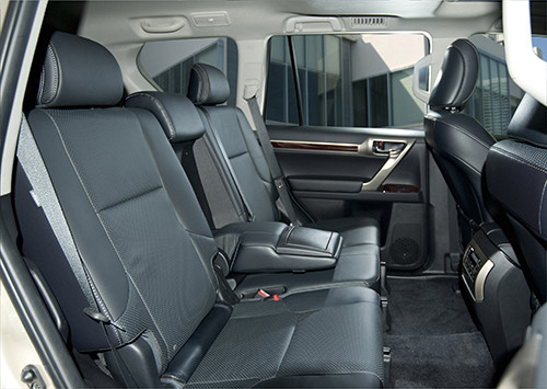 Hàng ghế thứ hai với phạm vi trượt dài cho không gian để chân rộng rãi. Hai hàng ghế thứ hai và thứ ba có khả năng gập phẳng, lưng ghế được chia theo tỉ lệ lần lượt là 40:20:40 và 50:50 đáp ứng sự linh hoạt trong cách bố trí ghế cho mọi tình huống sử dụng, từ những tình huống chở đồ vật dài như bộ gậy chơi golf đến những kỳ nghỉ dành cho cả gia đình với nhiều va li.